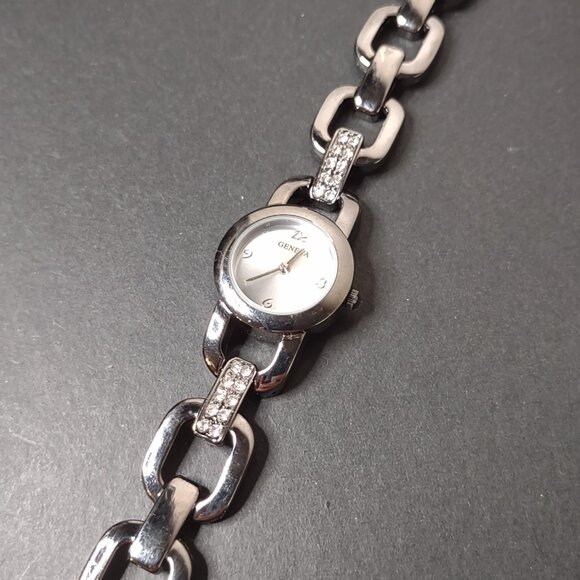 7.5 Inch Geneva Metal Chain Link Watch - Picture 7 of 11